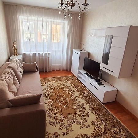 Center Apartment Lutsk Exterior photo
