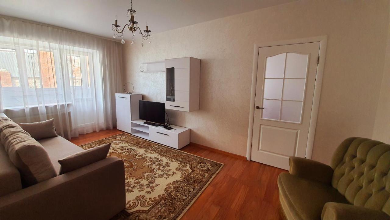 Center Apartment Lutsk Exterior photo