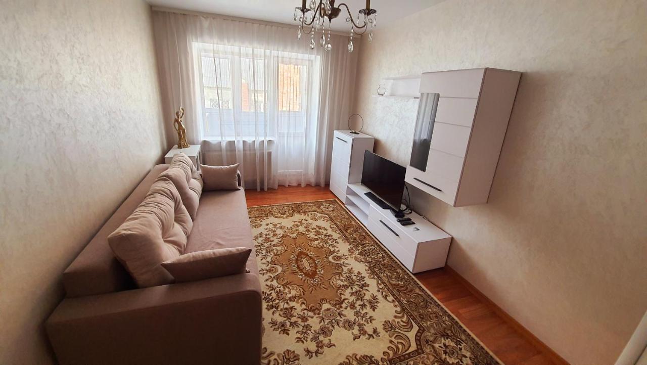 Center Apartment Lutsk Exterior photo